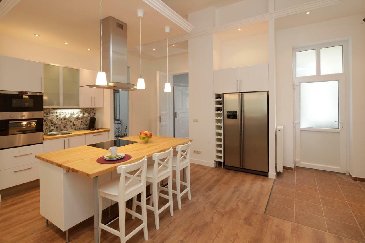 Urban Haven - 3 Beds, 3 Baths, Free Parking, Near Central Market Budapest Luaran gambar