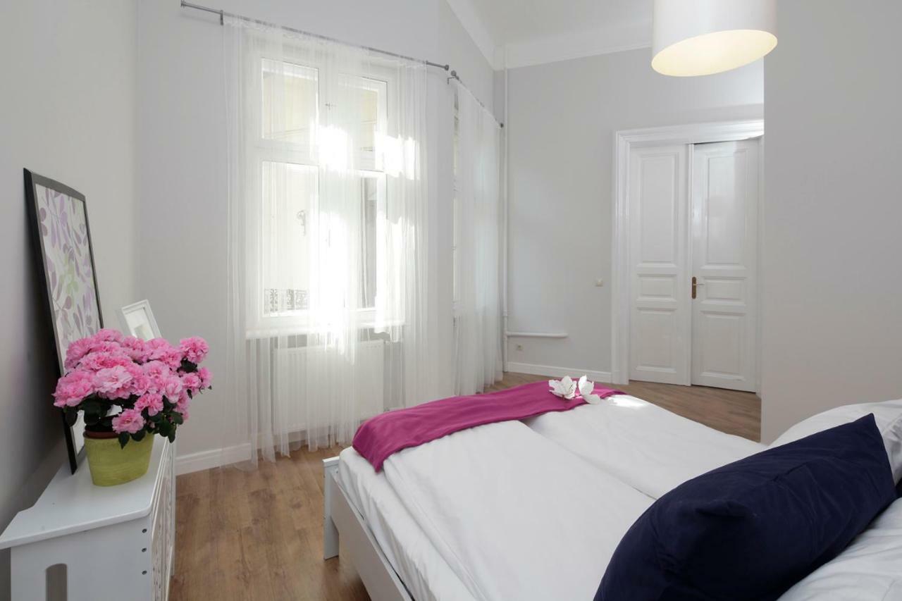 Urban Haven - 3 Beds, 3 Baths, Free Parking, Near Central Market Budapest Luaran gambar