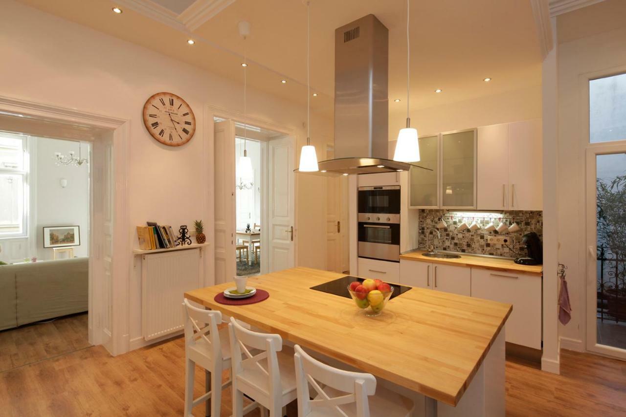 Urban Haven - 3 Beds, 3 Baths, Free Parking, Near Central Market Budapest Luaran gambar