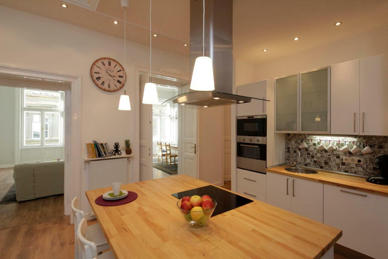 Urban Haven - 3 Beds, 3 Baths, Free Parking, Near Central Market Budapest Luaran gambar