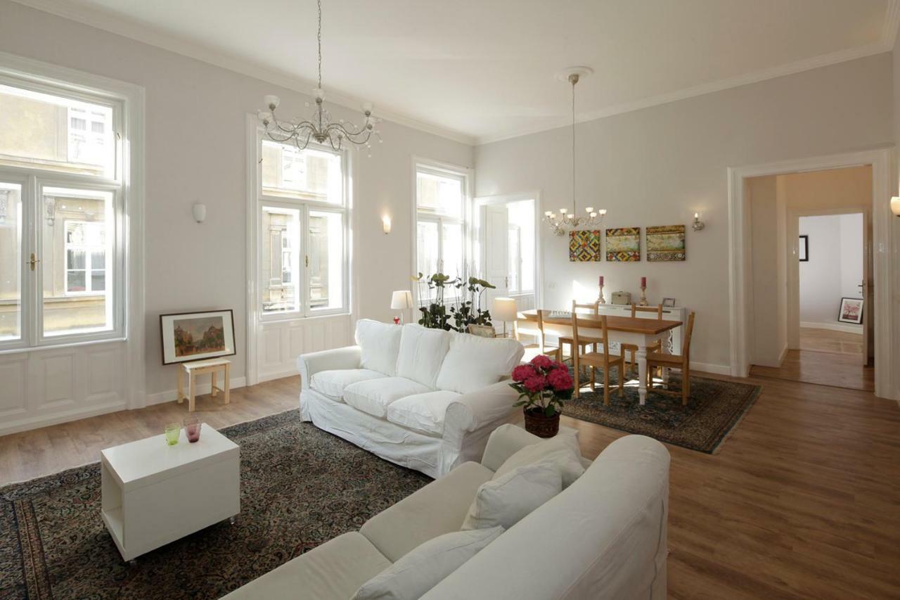 Urban Haven - 3 Beds, 3 Baths, Free Parking, Near Central Market Budapest Luaran gambar