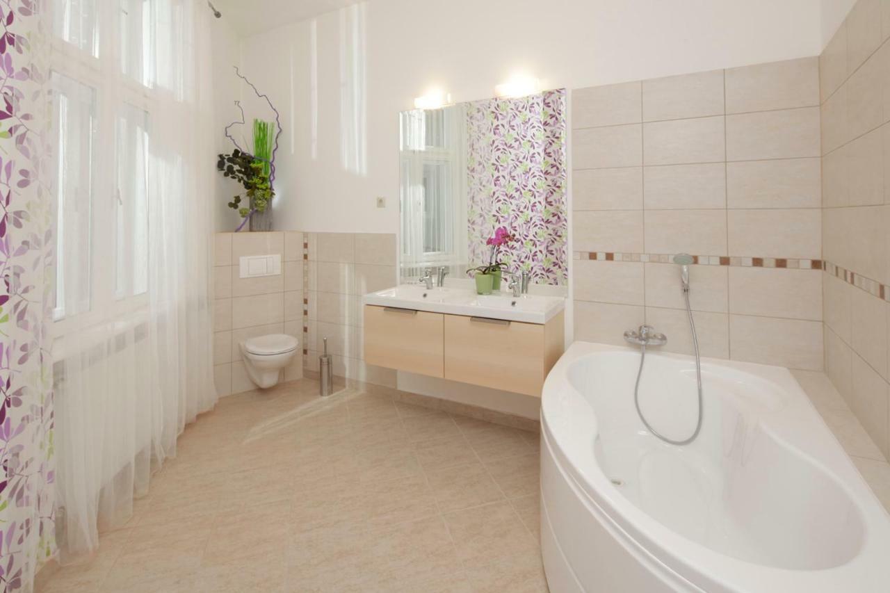 Urban Haven - 3 Beds, 3 Baths, Free Parking, Near Central Market Budapest Luaran gambar